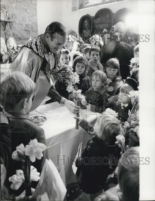 1972 Press Photo Reverend John Nicholls Handing Out Spring Tokens To Congregatio - Historic Images