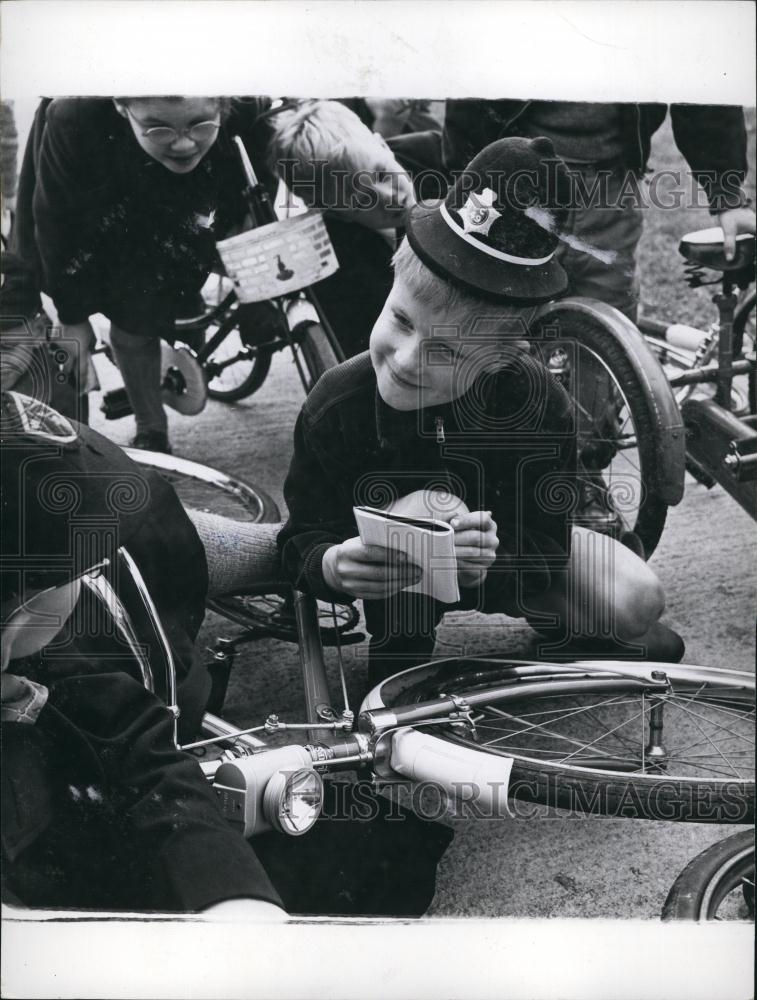 Press Photo Children, Bicycle - Historic Images