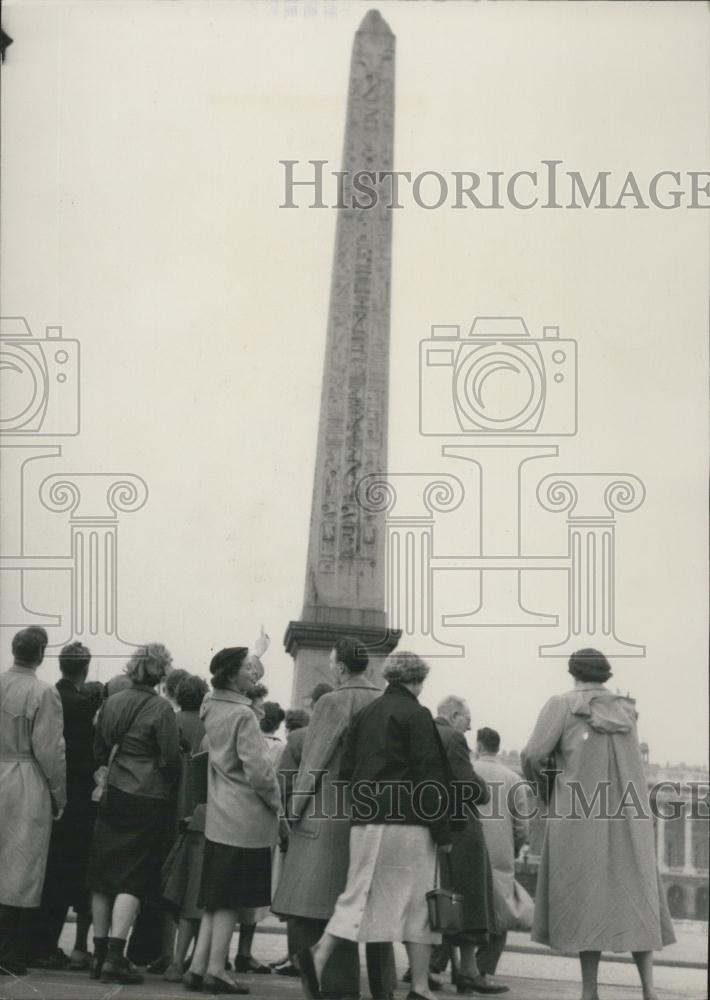 Press Photo Easter Tourists Visiting Paris Place De La Concorde Obelish - Historic Images