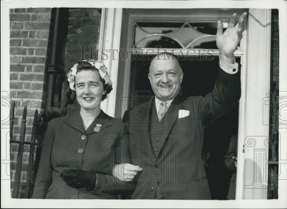 1959 Press Photo R.A. Butler Chairman British Conservative Party Fiancee Mollie - Historic Images