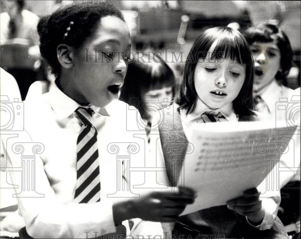1977 Press Photo Ilea Carol festival at Festival hall London Schools - Historic Images