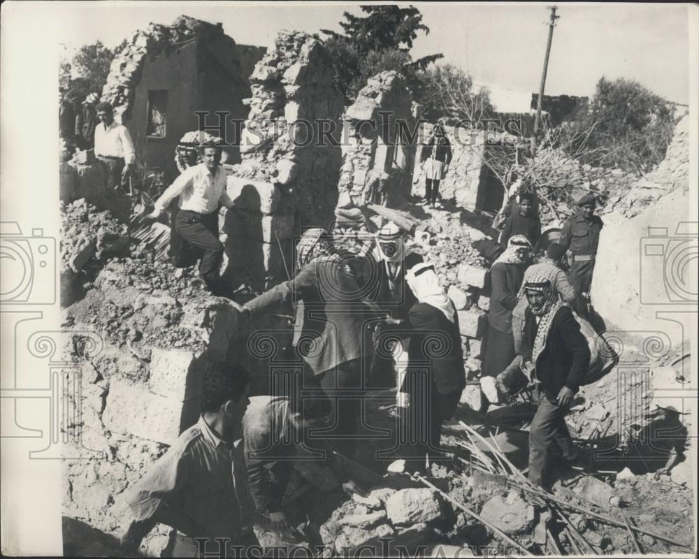 1968 Press Photo inhabitants of Kafar Assad seen removing wreckage - Historic Images