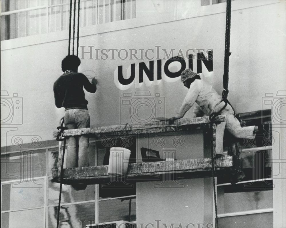 1979 Press Photo Australia&#39;s Water and Sewerage Union Spelled Sign Wrong - Historic Images