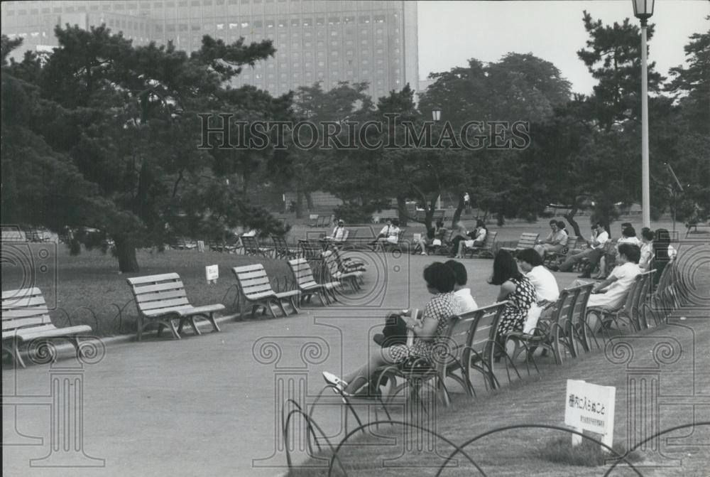 Press Photo Japanese Couples Sit Benches Hibiya Park Tokyo Refuse Face Others - Historic Images