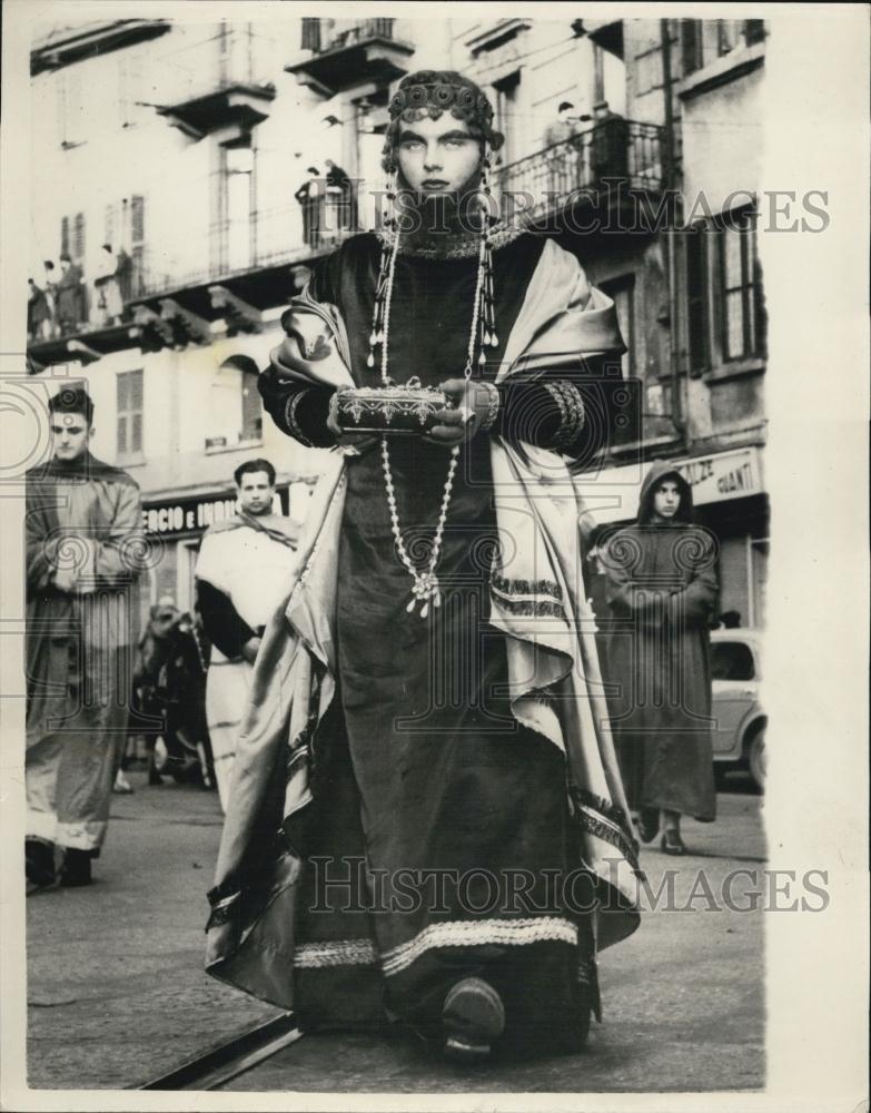 1954 Press Photo One Of The &#39;&#39;Three Wise Men&#39;&#39; In Milan&#39;s New Year Procession - Historic Images