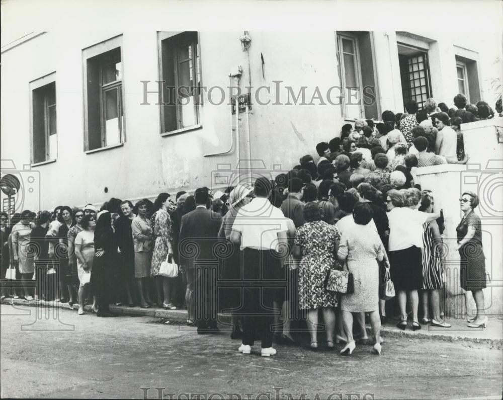 1973 Press Photo Greek voters line up at polls - Historic Images