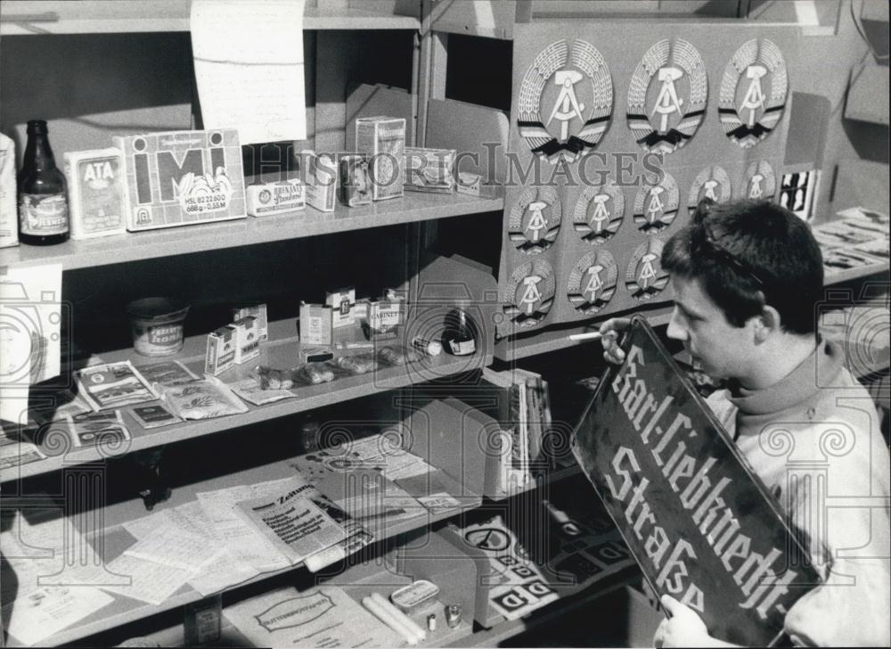 1990 Press Photo Exposition, Everyday Life in GDR, Switzerland - Historic Images