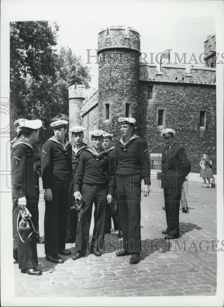 1961 Press Photo German Sailors visit the tower of London - Historic Images