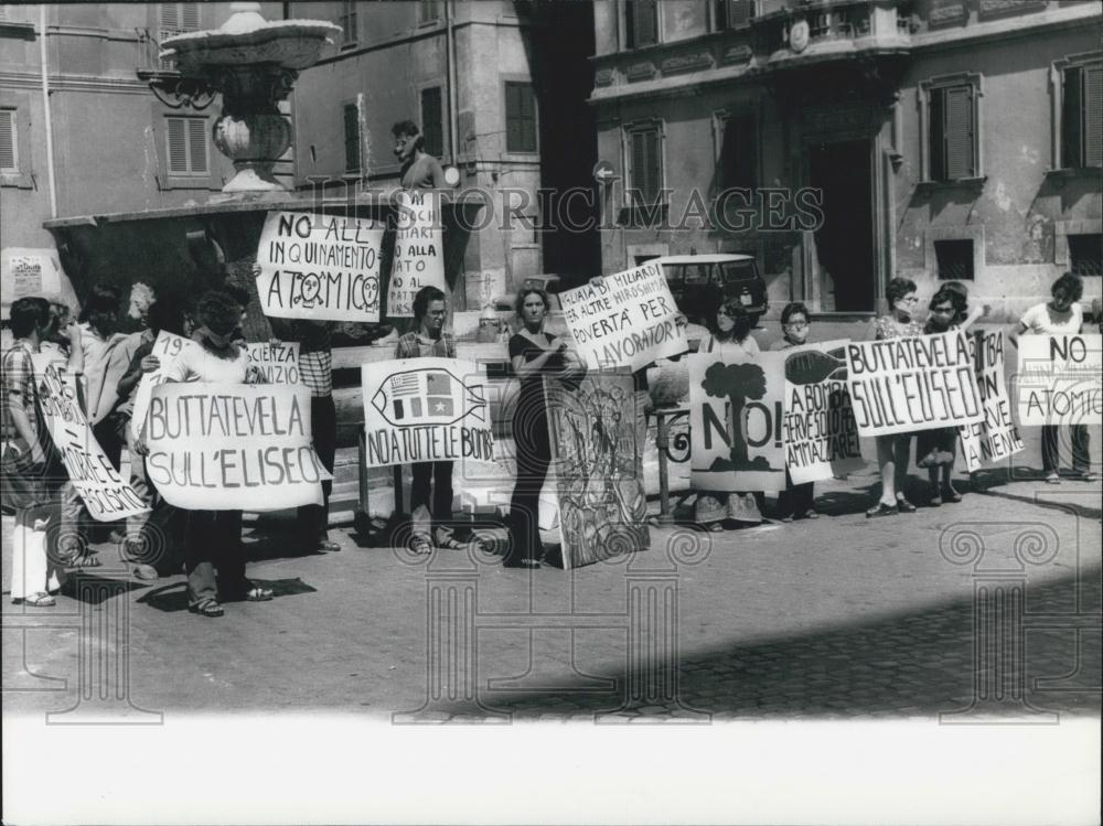 Press Photo Demonstrating Against French Atomic Bomb Experience in the Pacifique - Historic Images