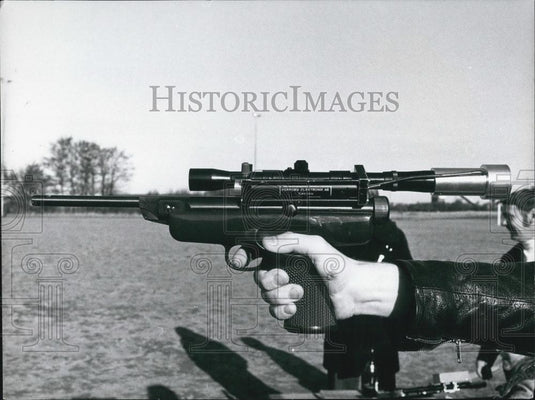 Press Photo Hand Holding Gun With New Blind Sight Competition Shooting - Historic Images