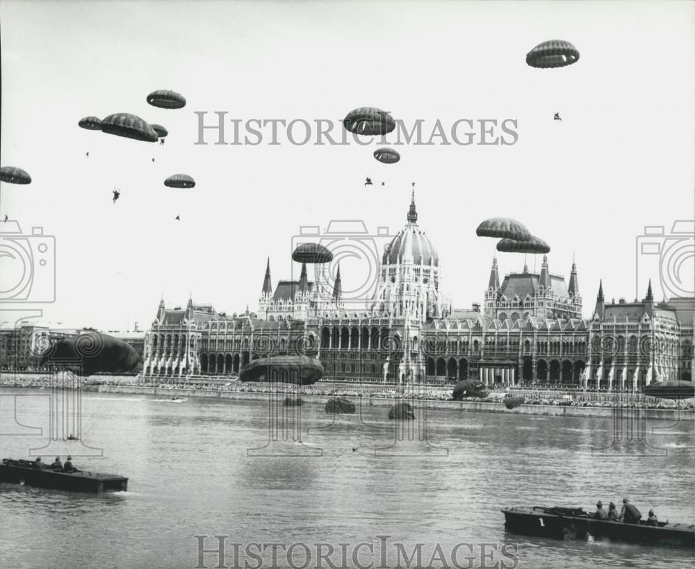 1977 Press Photo Water and Air parade on the Danube in Hungary - Historic Images