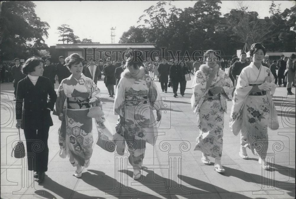 Press Photo Japanese women in their kimonos - Historic Images