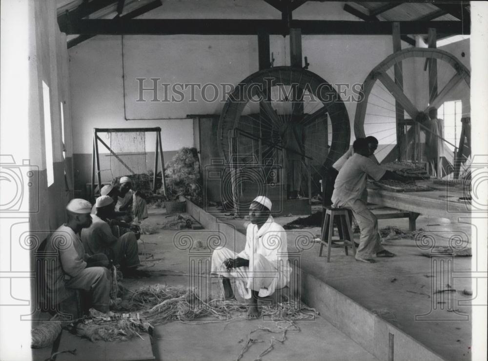 Press Photo Some of the inmates making rope mats in the workroom - Historic Images