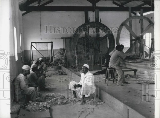 Press Photo Some of the inmates making rope mats in the workroom - Historic Images