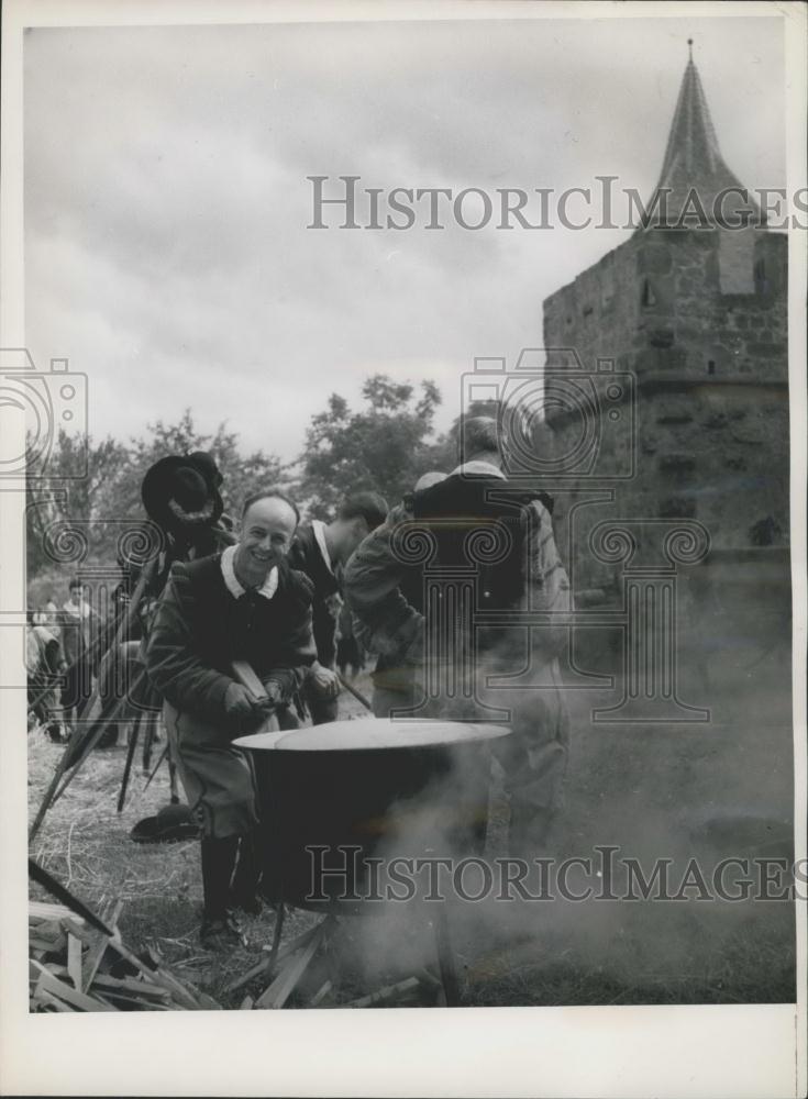 Press Photo The imperial troops have a good camp-life Re-enactment - Historic Images