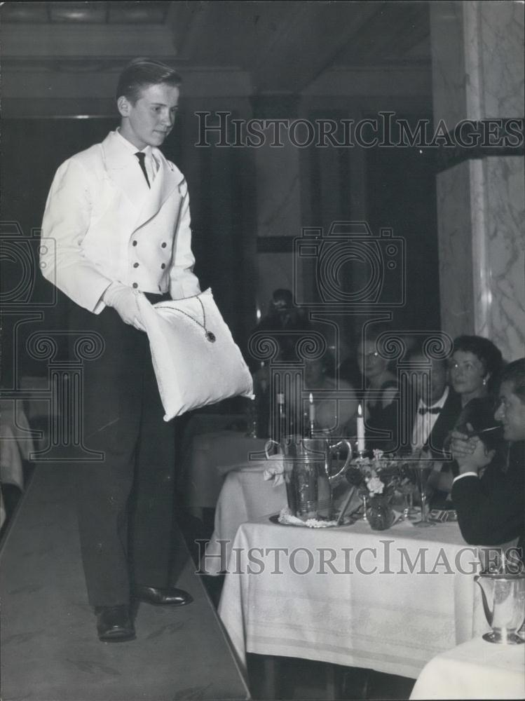 Press Photo Fashion Show Hotel Petersberg Paris Boy Shows Blue Hope Neclace - Historic Images