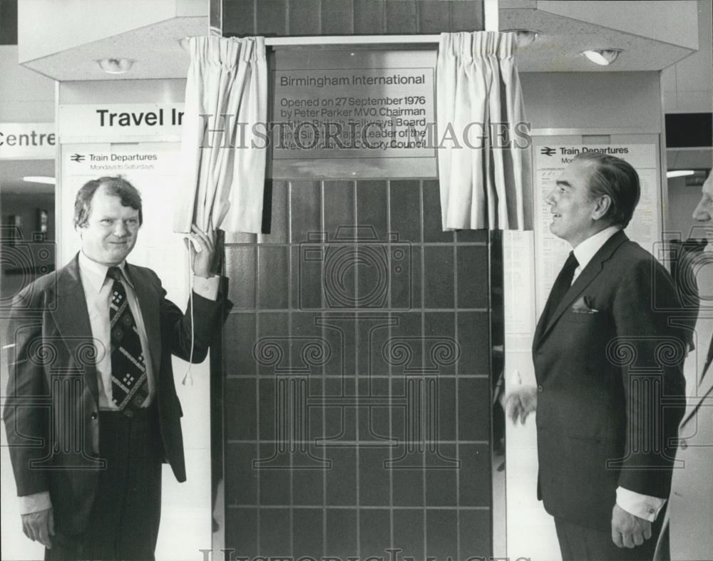 1976 Press Photo Peter Parker &amp; Sir Stan Yapp Unveil The Commemorative Plaque - Historic Images