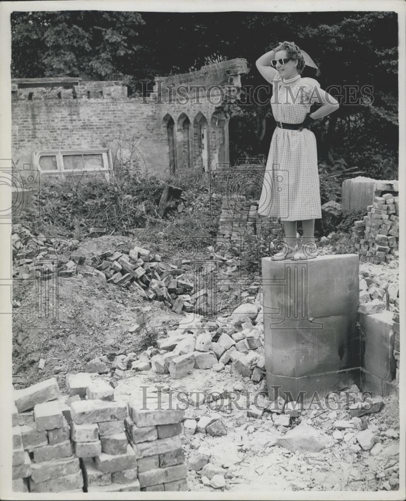 1953 Press Photo Actress Daphne Padel - Historic Images