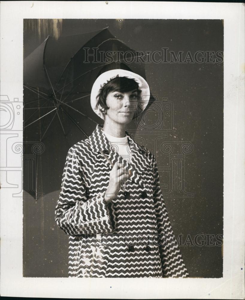 Press Photo Woman Poses With Umbrella - Historic Images