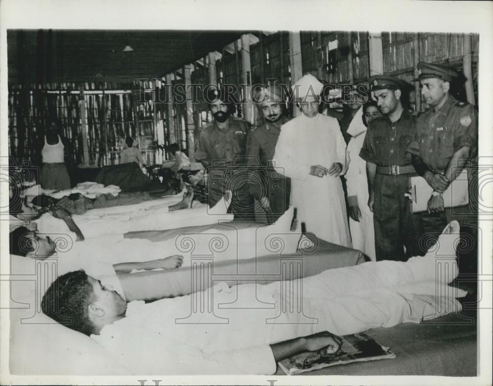 1962 Press Photo Indian President Radhakrishnan Visiting Wounded Soldiers - Historic Images