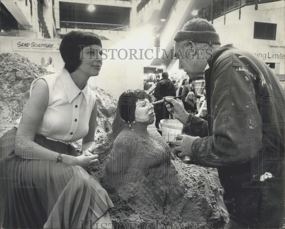 1976 Press Photo Actress Marcia Blacksman &amp; sculptor Fred Darrington - Historic Images