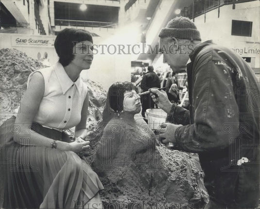 1976 Press Photo Actress Marcia Blacksman & sculptor Fred Darrington - Historic Images