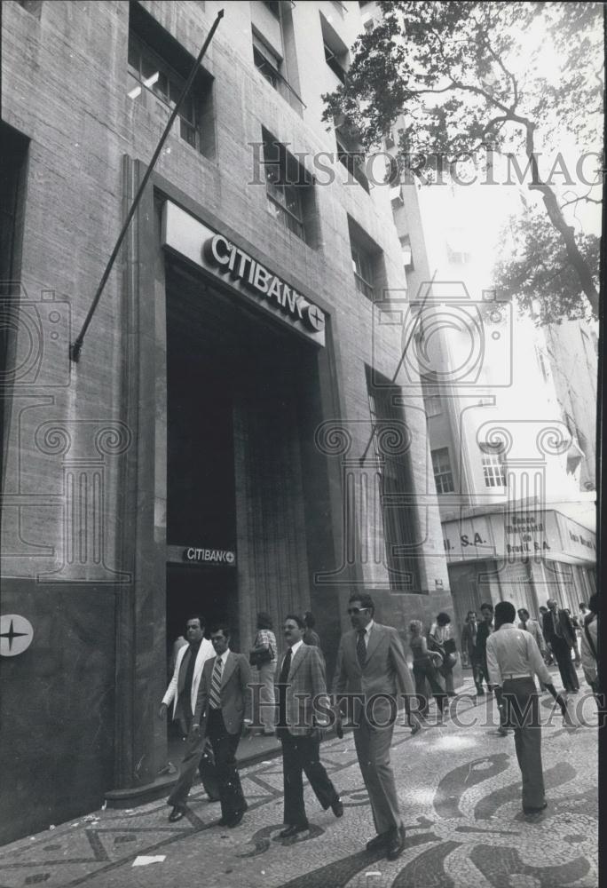 Press Photo Outside View Streets Citibank Building Rio De Janeiro Brazil - Historic Images