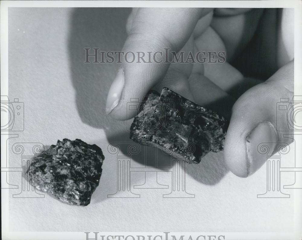 1968 Press Photo Basaltic glass samples from the ocean floor - Historic Images
