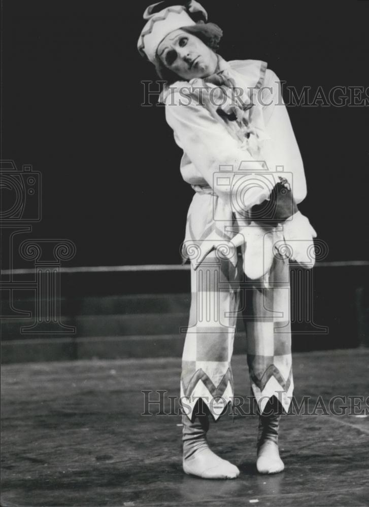 1980 Press Photo Wayne Sleep in jester outfit - Historic Images