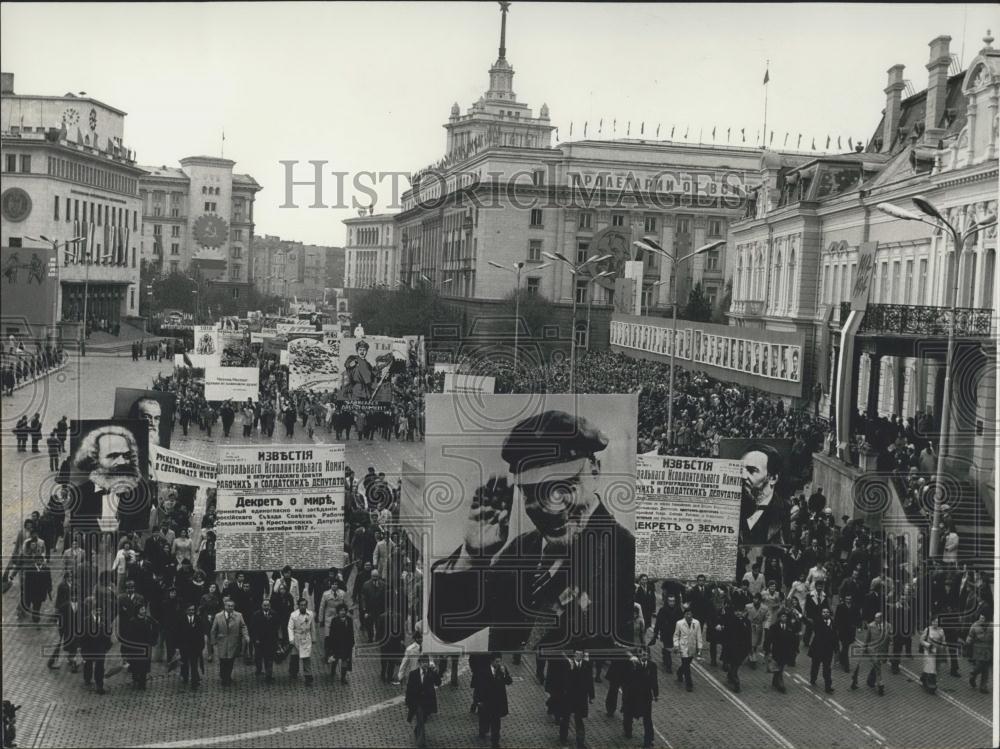 1974 Press Photo &#39;&#39;Ninth of September&#39;&#39; parade at square in Sofia. - Historic Images