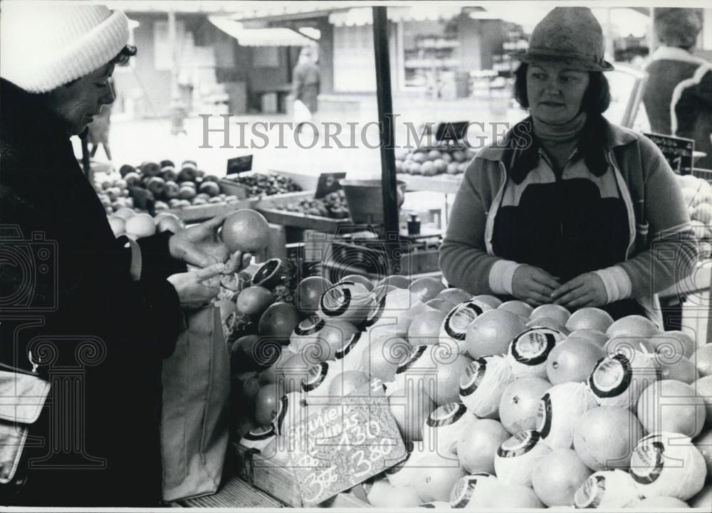 Press Photo Oranges at a market stall - Historic Images