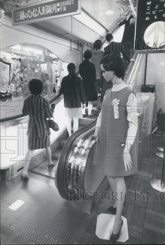 1971 Press Photo &quot;Welcome Girls&quot; on duty by the escalator of a Tokyo store. - Historic Images