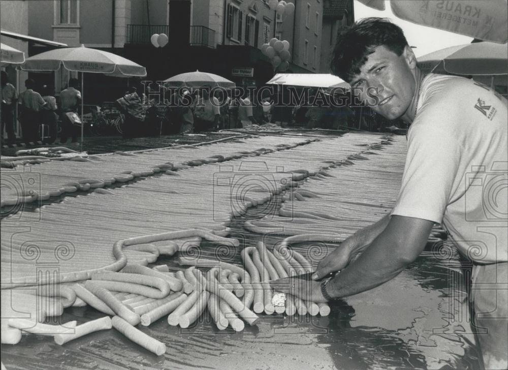 1991 Press Photo Butcher Marcel Kraus Tahlwil Zurich World&#39;s Longest Sausage - Historic Images