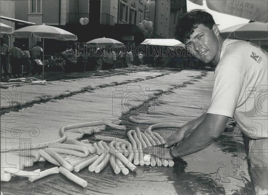 1991 Press Photo Butcher Marcel Kraus Tahlwil Zurich World's Longest Sausage - Historic Images