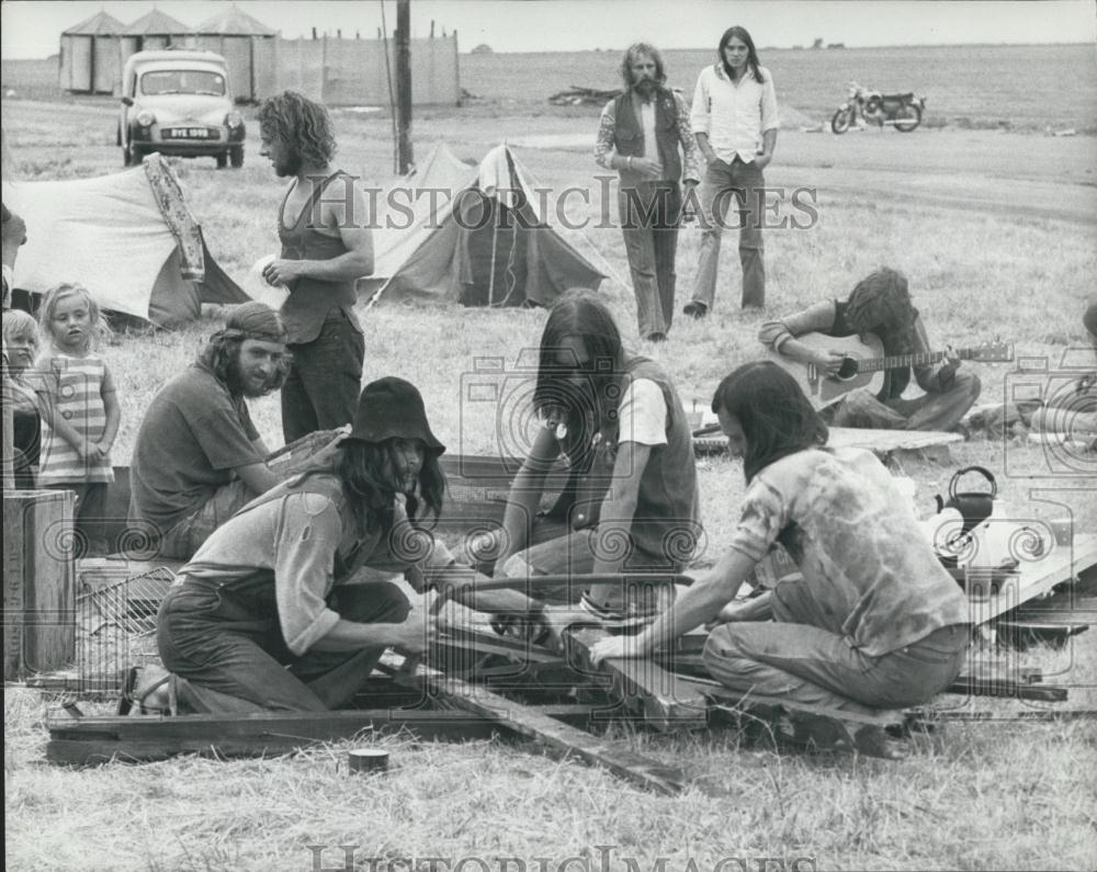 1975 Press Photo Fans Arrive Early Controversial Pop Festival Watchfield Concert - Historic Images