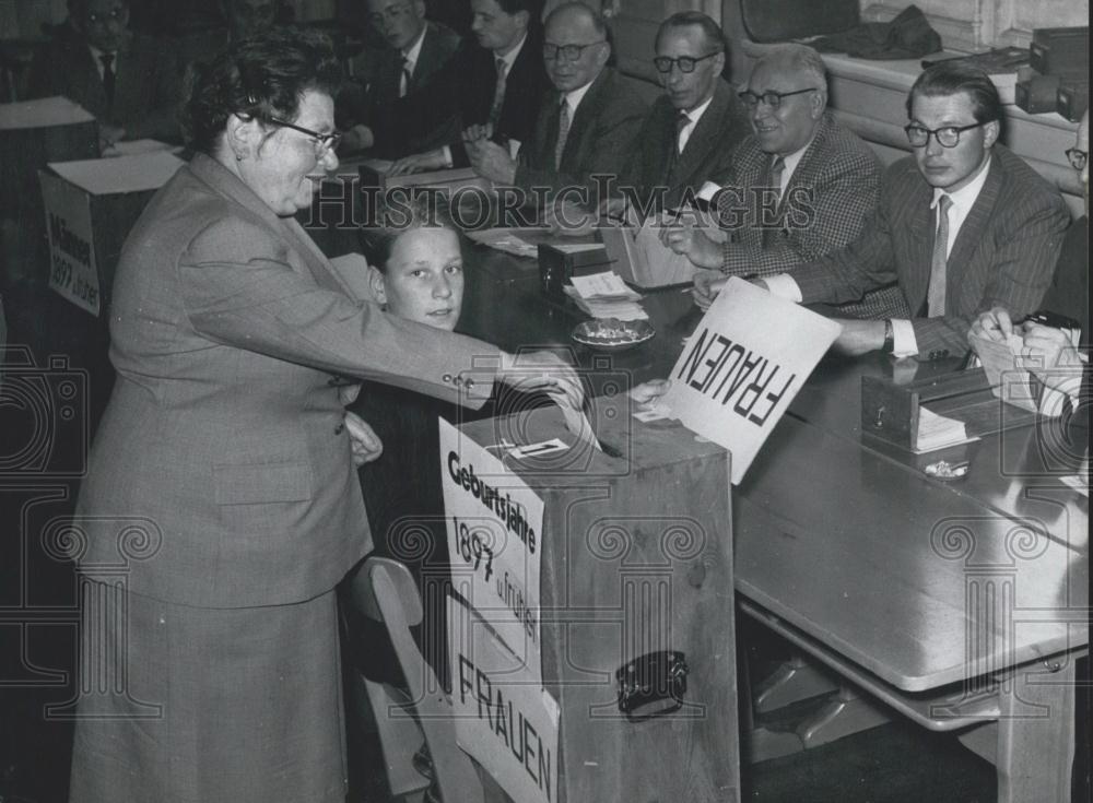 1957 Press Photo Voting Separately By Age, Sex Groups, Frankfort Germany - Historic Images