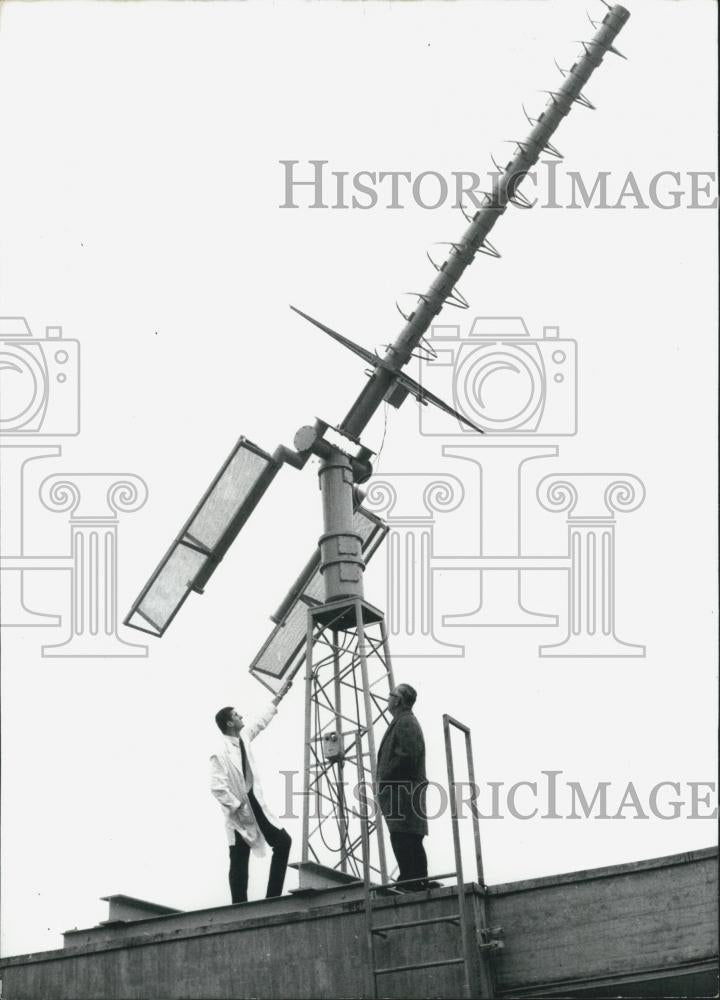 1965 Press Photo new super-antenna on the roof of the Offenbach weather-service - Historic Images