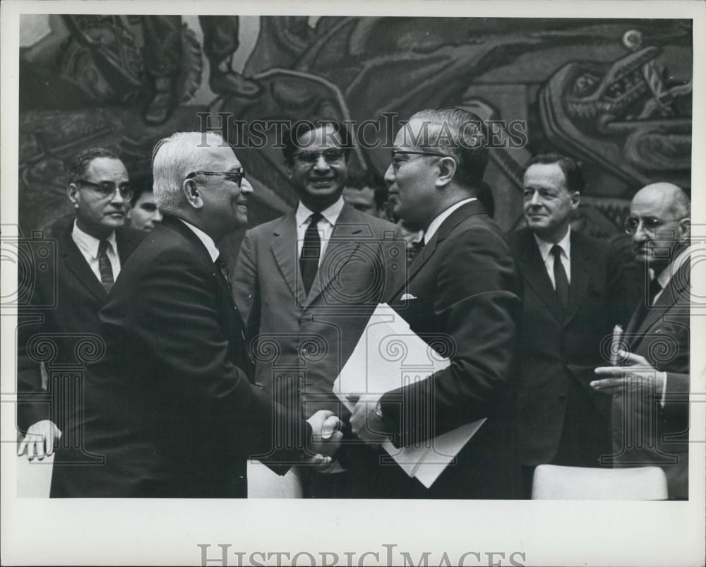 1965 Press Photo Secretary General U Thant &amp; India&#39;s Mr. C.S. JHA - Historic Images