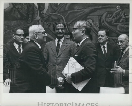 1965 Press Photo Secretary General U Thant & India's Mr. C.S. JHA - Historic Images