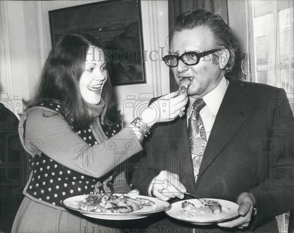 1976 Press Photo Icelandic Ambassador to Britain Niels Sigurdsso & daughter - Historic Images