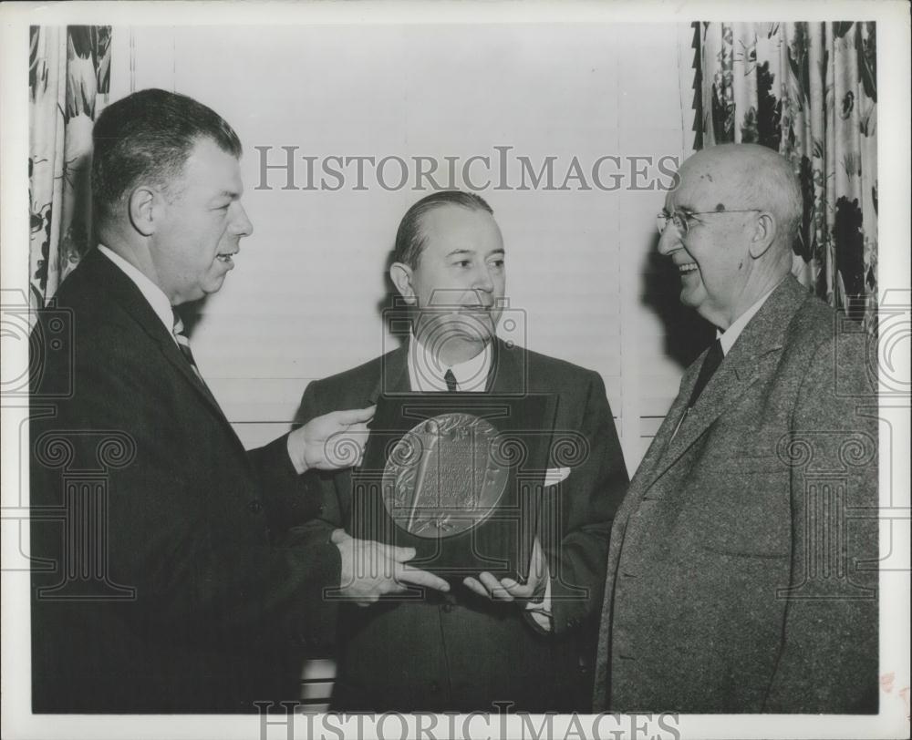 Press Photo Arthur A. Kron Receiving the Annual Award of the International Adver - Historic Images