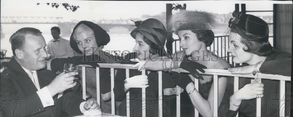 1958 Press Photo Models Showing Hats at Dusseldorf - Historic Images