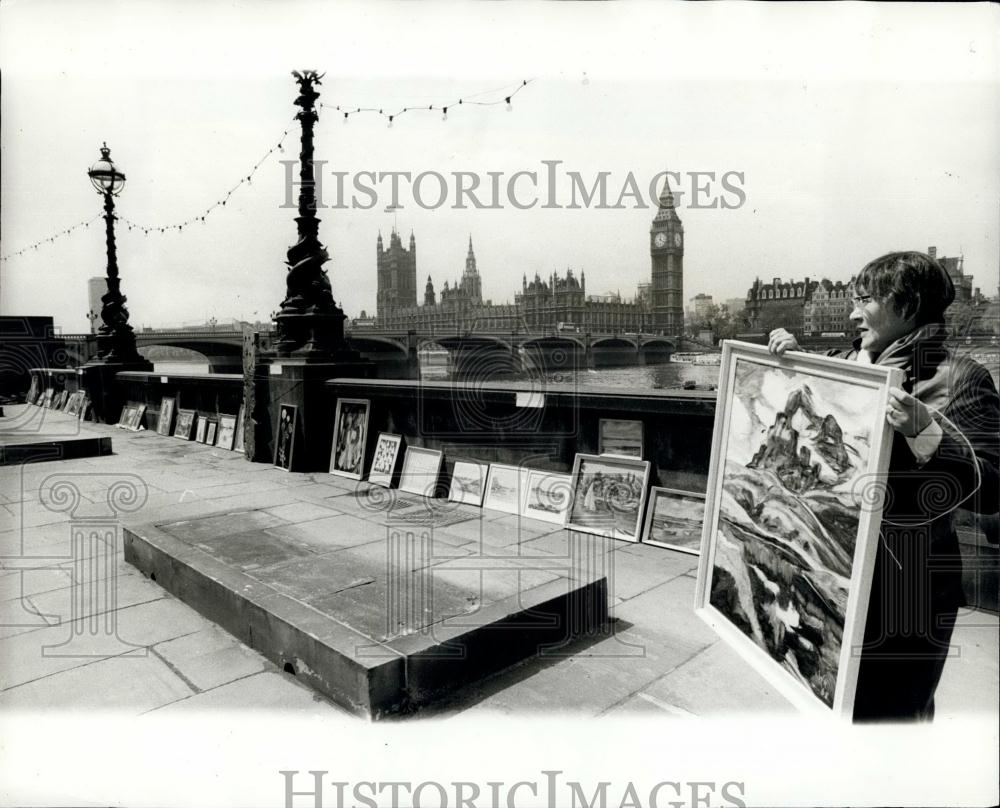1969 Press Photo Houses of Parliament form a background to this open-air art exh - Historic Images