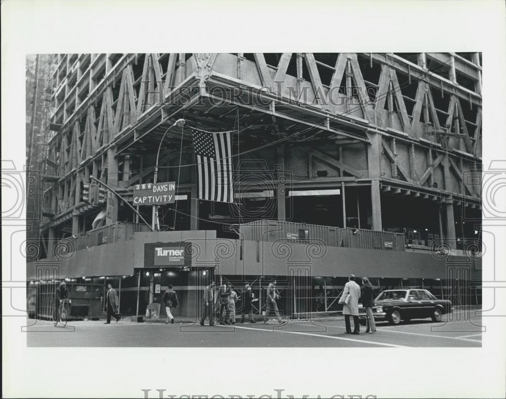 1980 Press Photo Exterior Building American Flag - Historic Images