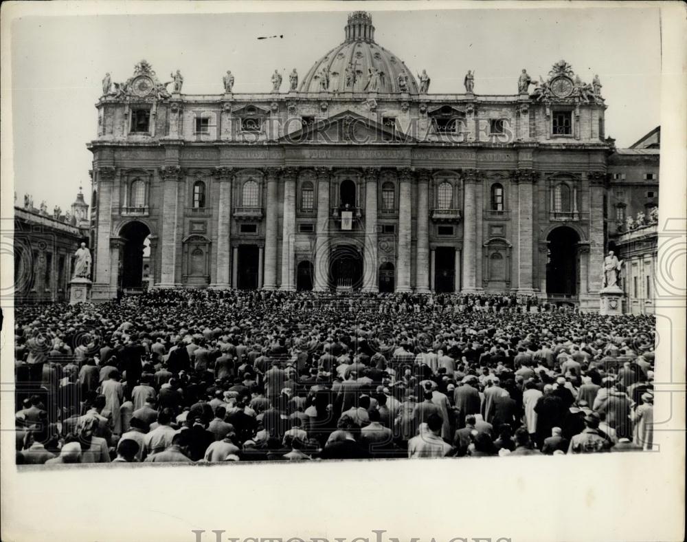 1954 Press Photo Pope Delivers Easter Massage at St. Peter&#39;s Square - Historic Images