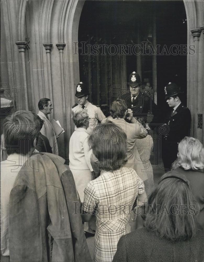 1970 Press Photo Police Guard St. Stephen&#39;s Entrance CS Gas Bombs Thrown Chamber - Historic Images