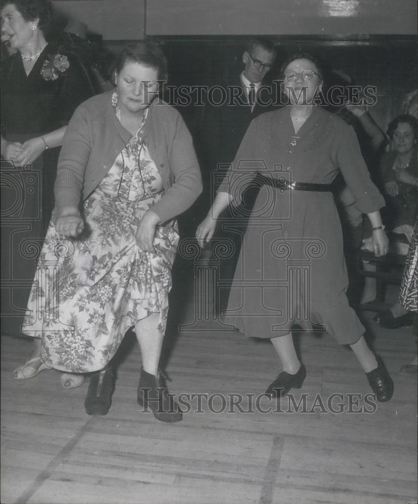 Press Photo Mrs Mopps Ball - Historic Images