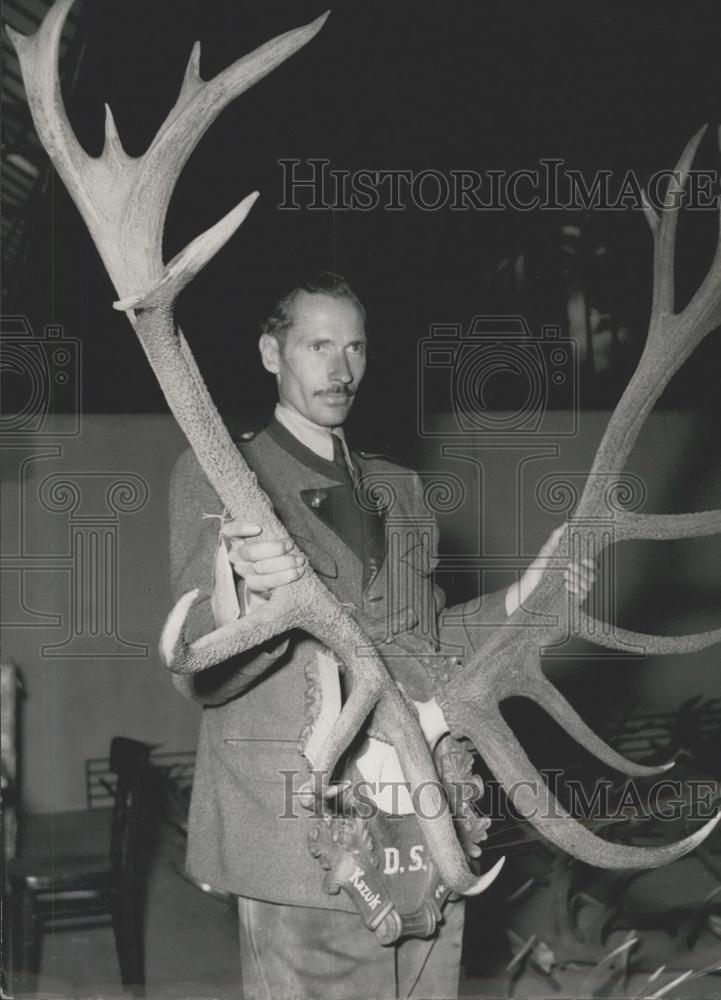 1954 Press Photo The Great Hunting and Fishing Exhibition in Duesseldorf - Historic Images