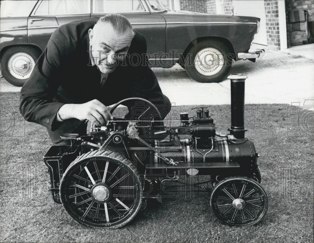 Press Photo Ernie Lyne With Model Train - Historic Images