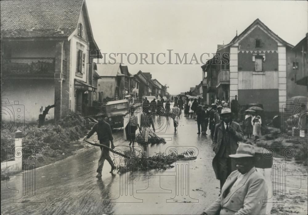 1959 Press Photo Floods in Madagascar Evacuation of Villages - Historic Images